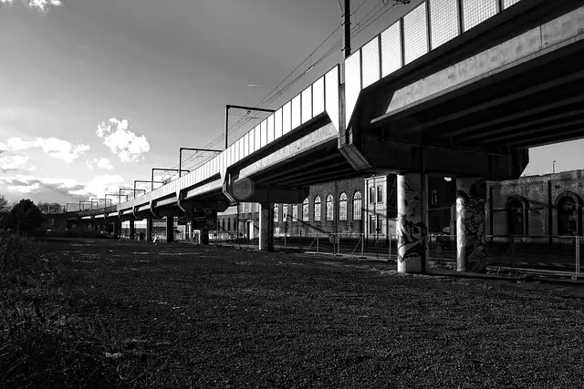 photo noir et blanc d'une ligne de métro à Charleroi