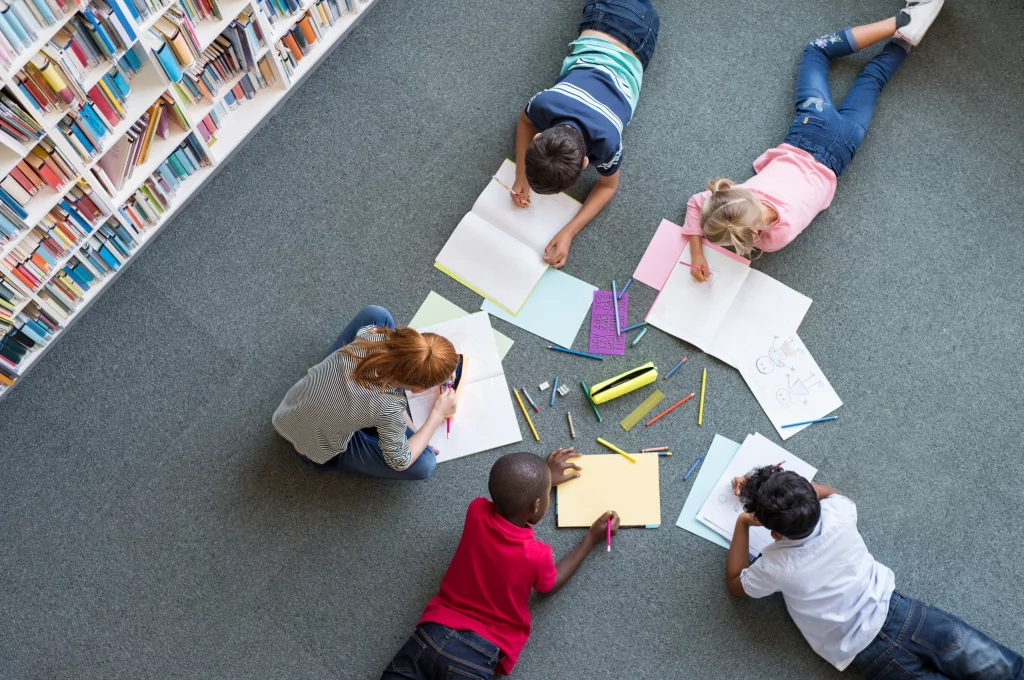 Groupe d'enfant qui dessinent