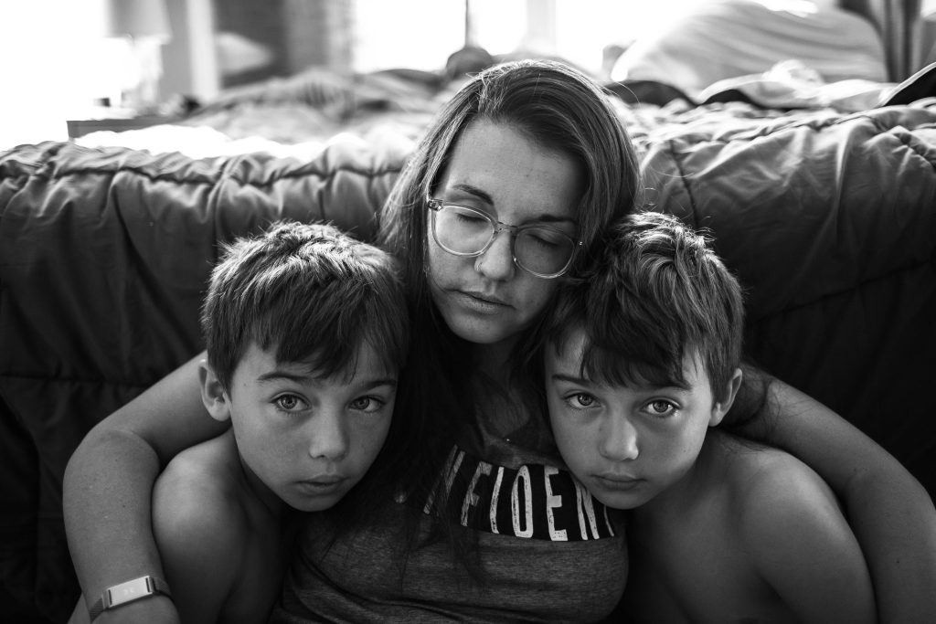 Femme avec ces enfants en noir et blanc